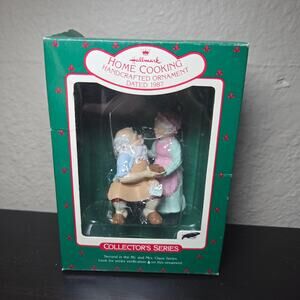 Hallmark Keepsake Vintage 1987 Mr & Mrs Claus Home Cooking Collectible Ornament